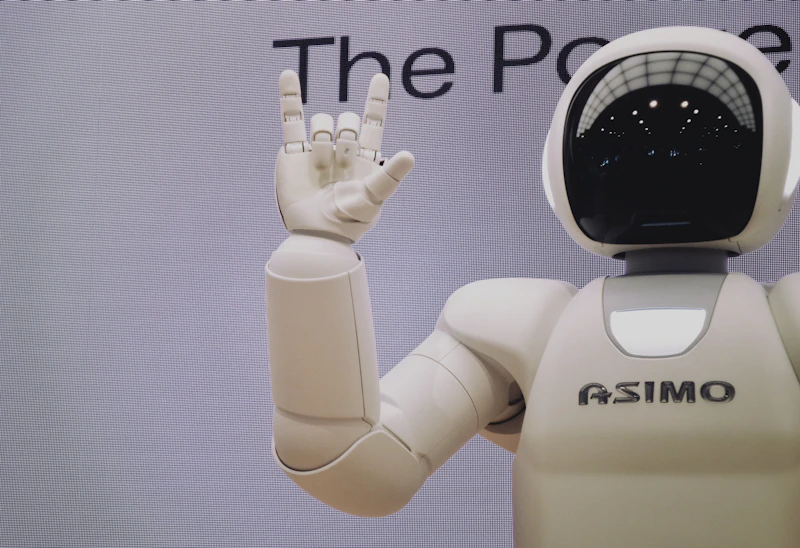 Robô sobre fundo escuro representando automação avançada